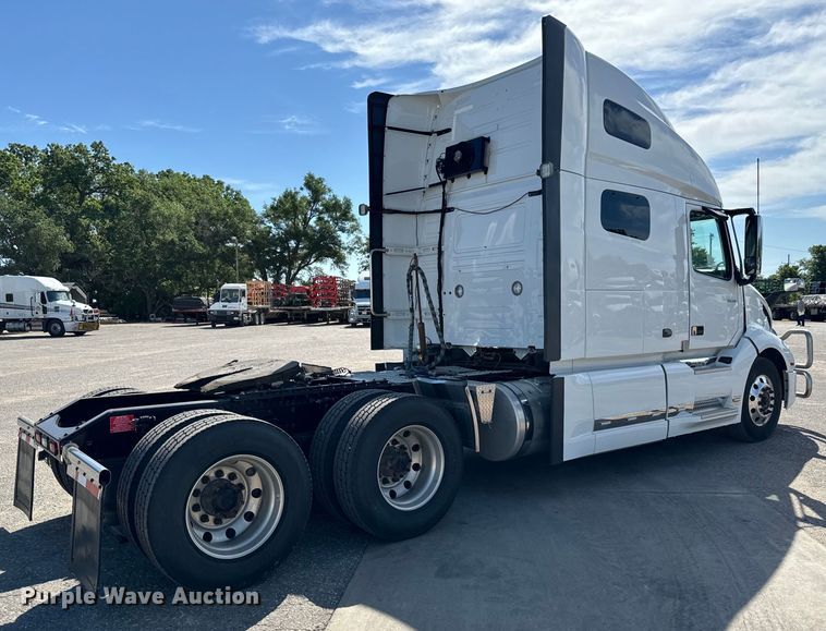 image for item NL9946 2020 Volvo VNL64T semi truck