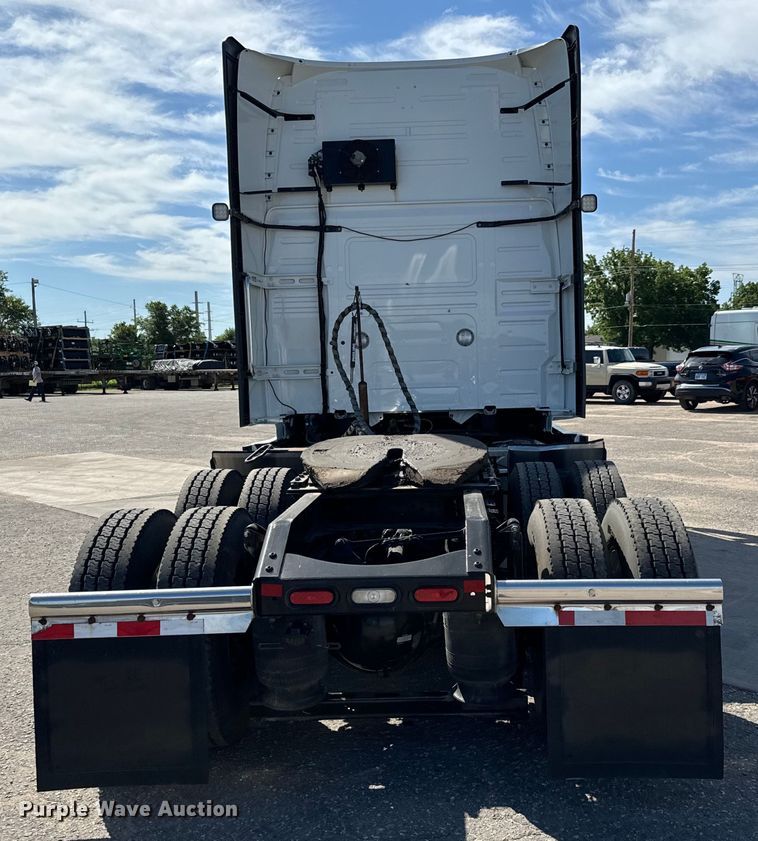 image for item NL9946 2020 Volvo VNL64T semi truck
