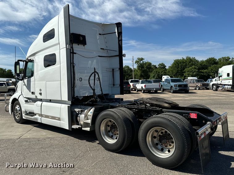 image for item NL9946 2020 Volvo VNL64T semi truck