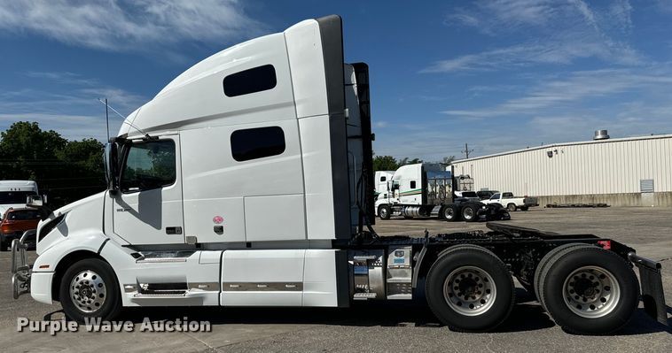 image for item NL9946 2020 Volvo VNL64T semi truck