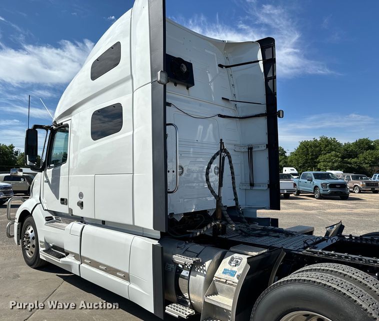 image for item NL9946 2020 Volvo VNL64T semi truck