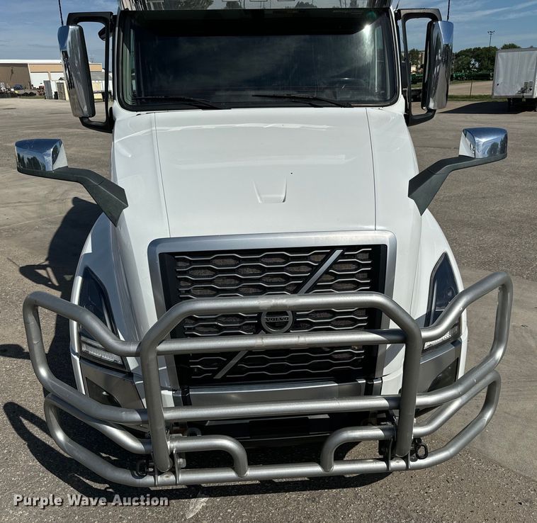 image for item NL9946 2020 Volvo VNL64T semi truck