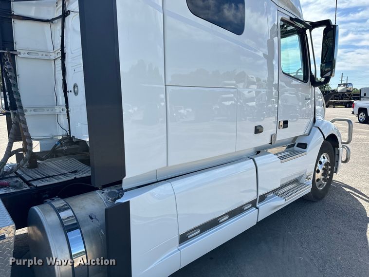 image for item NL9946 2020 Volvo VNL64T semi truck