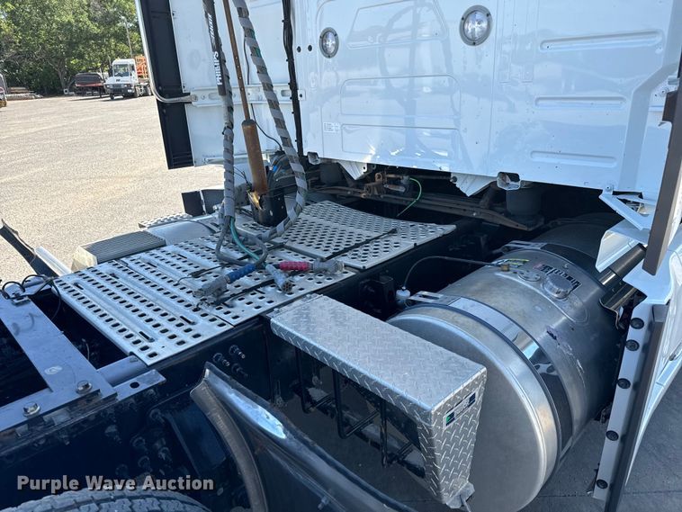 image for item NL9946 2020 Volvo VNL64T semi truck