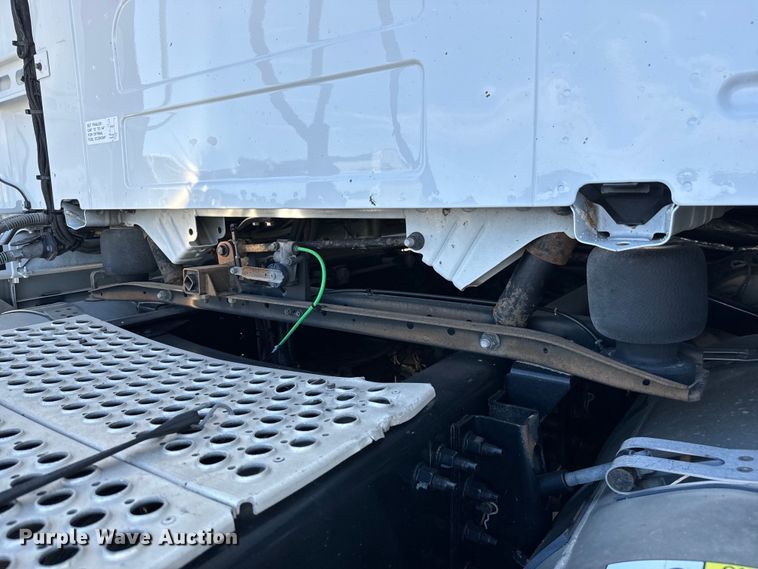 image for item NL9946 2020 Volvo VNL64T semi truck