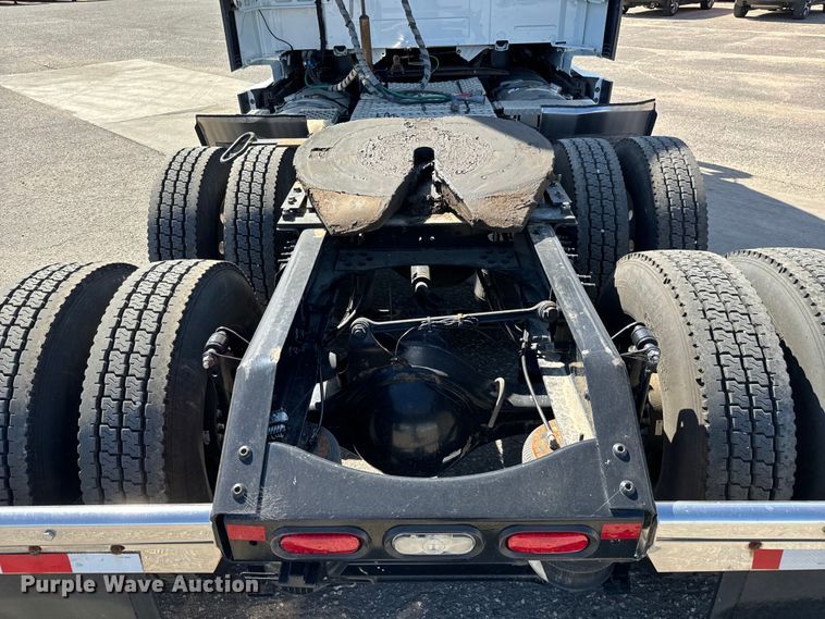 image for item NL9946 2020 Volvo VNL64T semi truck