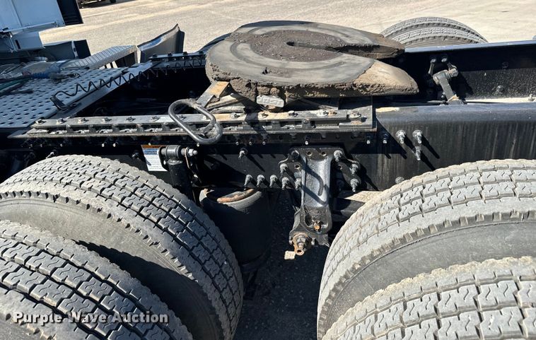 image for item NL9946 2020 Volvo VNL64T semi truck