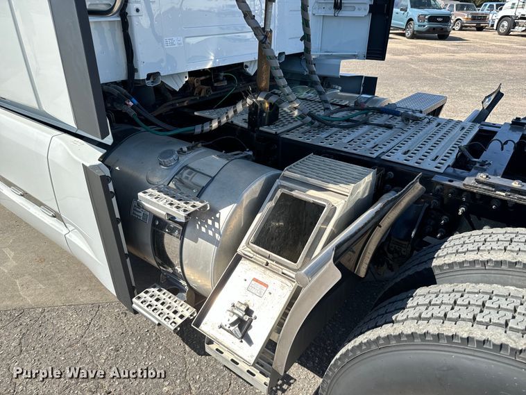 image for item NL9946 2020 Volvo VNL64T semi truck