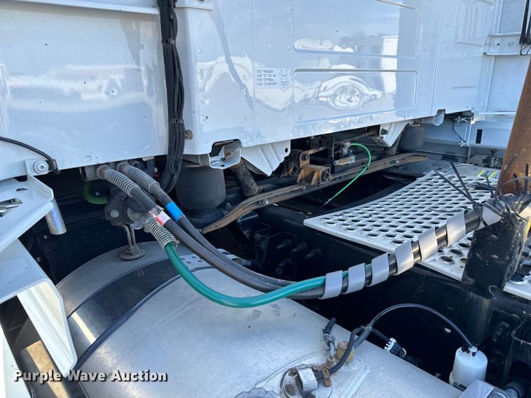 image for item NL9946 2020 Volvo VNL64T semi truck