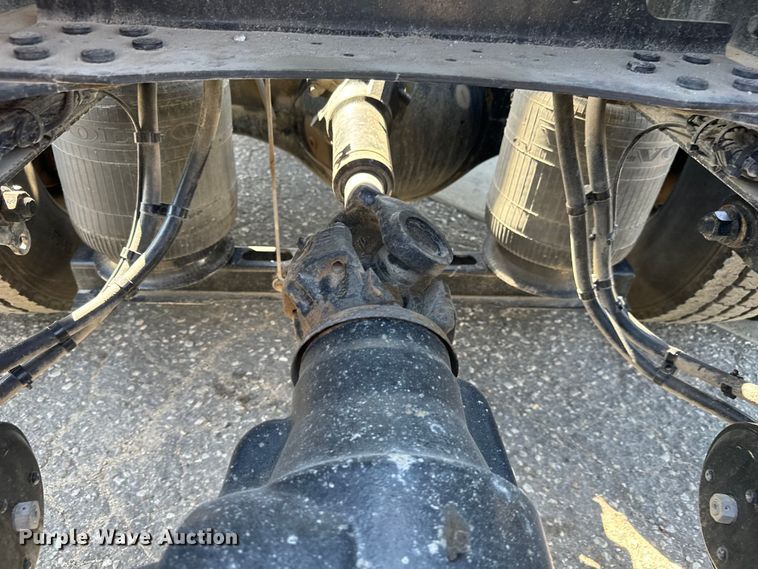 image for item NL9946 2020 Volvo VNL64T semi truck