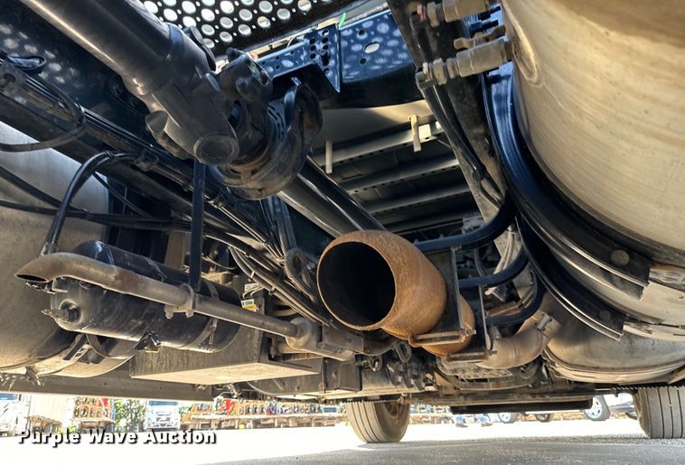 image for item NL9946 2020 Volvo VNL64T semi truck