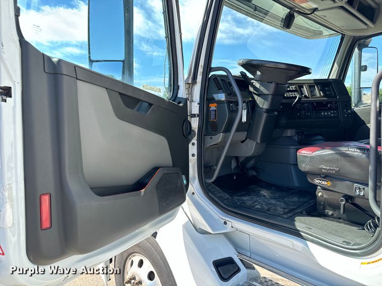 image for item NL9946 2020 Volvo VNL64T semi truck