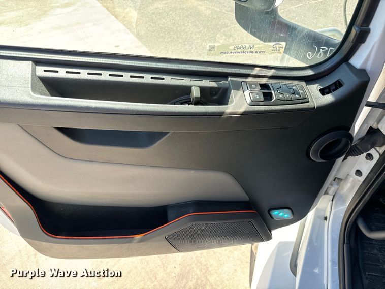 image for item NL9946 2020 Volvo VNL64T semi truck