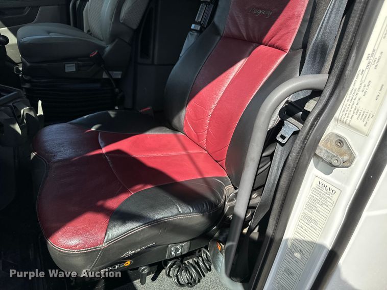 image for item NL9946 2020 Volvo VNL64T semi truck