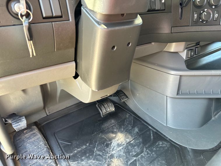 image for item NL9946 2020 Volvo VNL64T semi truck