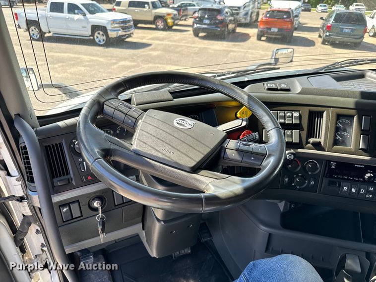image for item NL9946 2020 Volvo VNL64T semi truck