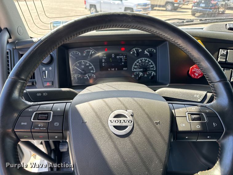 image for item NL9946 2020 Volvo VNL64T semi truck