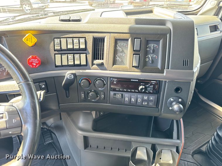 image for item NL9946 2020 Volvo VNL64T semi truck