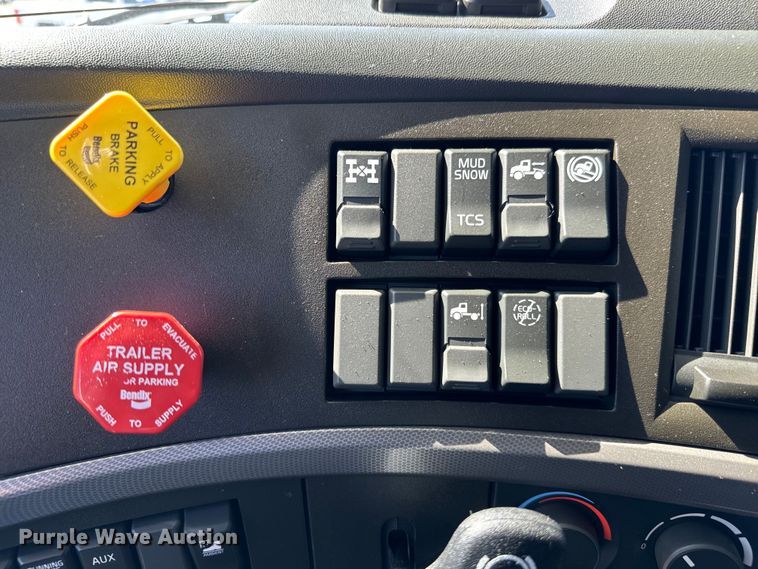 image for item NL9946 2020 Volvo VNL64T semi truck