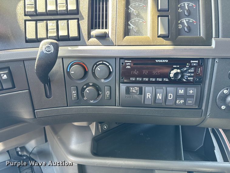 image for item NL9946 2020 Volvo VNL64T semi truck