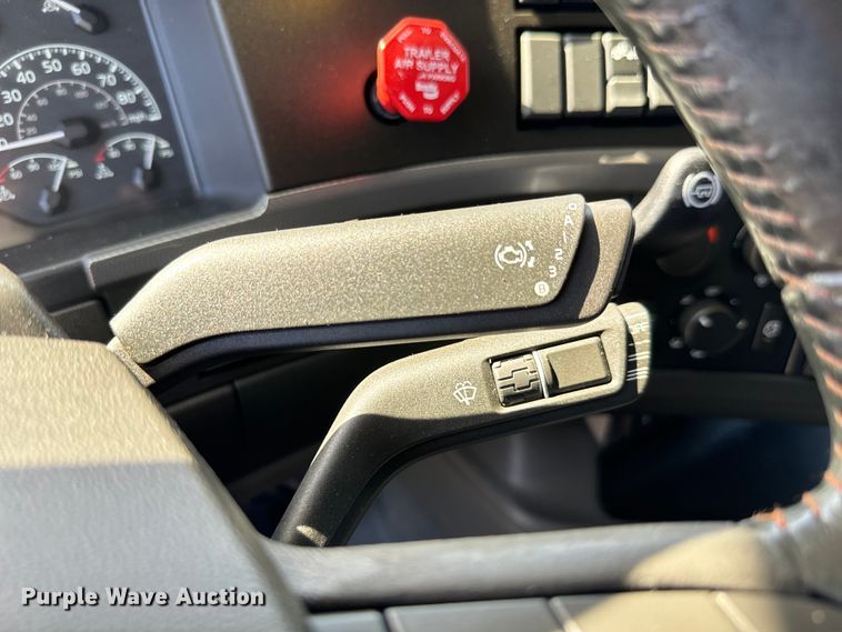 image for item NL9946 2020 Volvo VNL64T semi truck