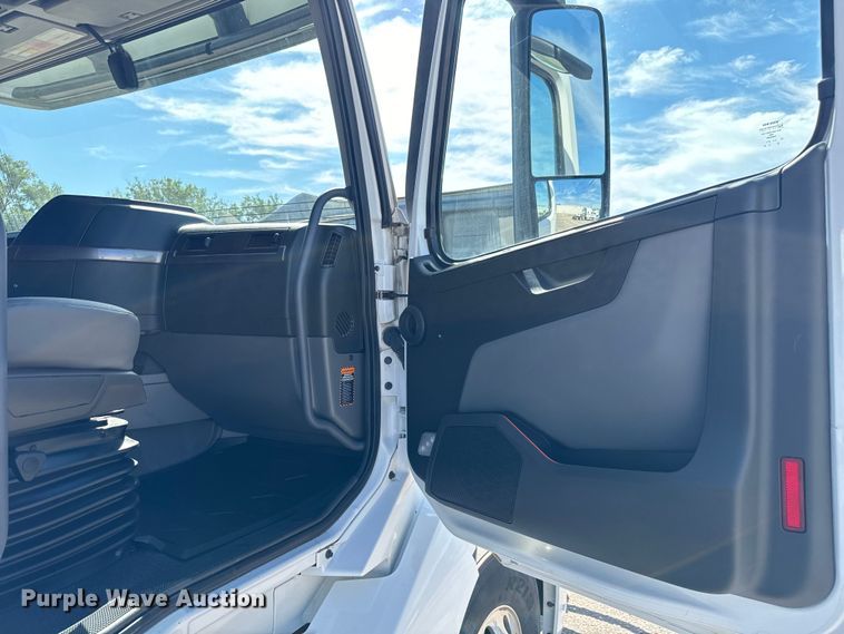 image for item NL9946 2020 Volvo VNL64T semi truck