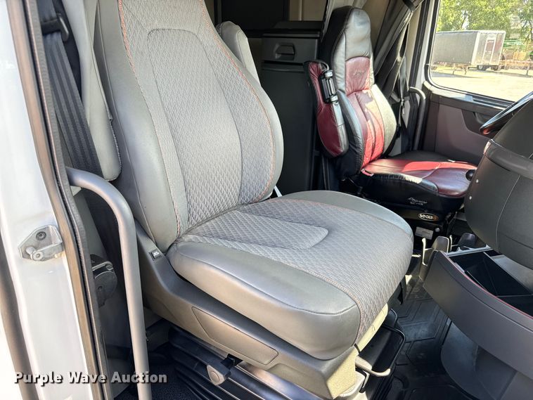 image for item NL9946 2020 Volvo VNL64T semi truck