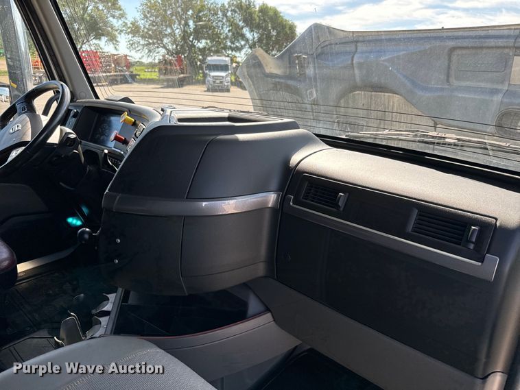 image for item NL9946 2020 Volvo VNL64T semi truck