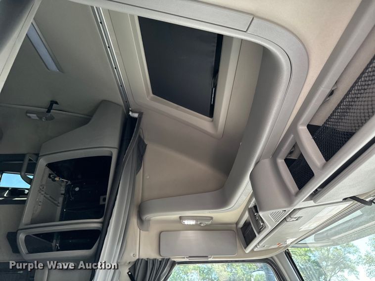 image for item NL9946 2020 Volvo VNL64T semi truck