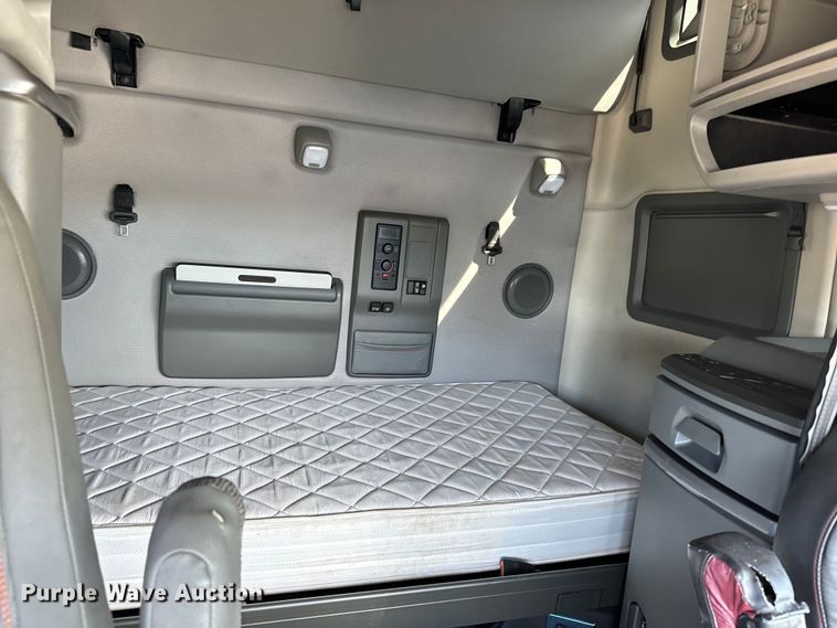 image for item NL9946 2020 Volvo VNL64T semi truck