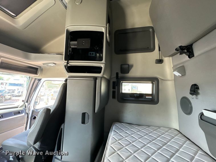 image for item NL9946 2020 Volvo VNL64T semi truck