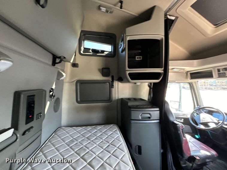 image for item NL9946 2020 Volvo VNL64T semi truck