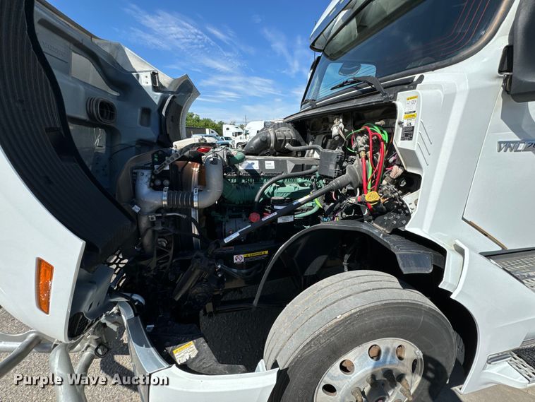 image for item NL9946 2020 Volvo VNL64T semi truck