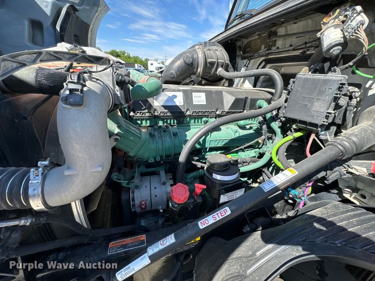 image for item NL9946 2020 Volvo VNL64T semi truck