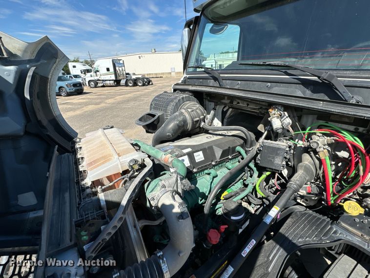 image for item NL9946 2020 Volvo VNL64T semi truck