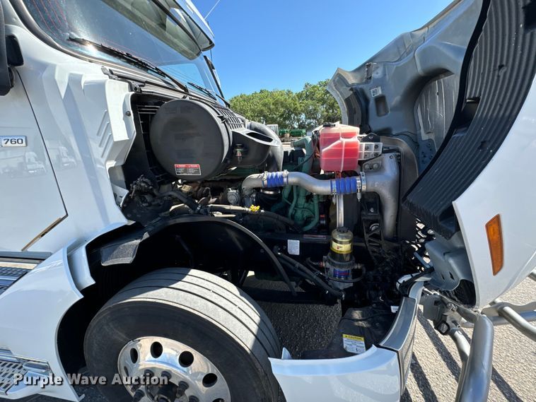 image for item NL9946 2020 Volvo VNL64T semi truck