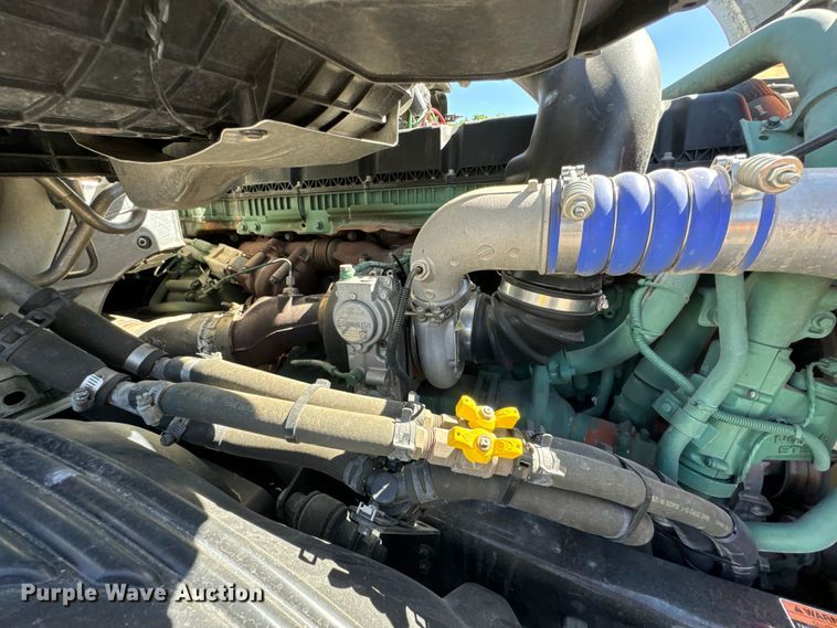 image for item NL9946 2020 Volvo VNL64T semi truck