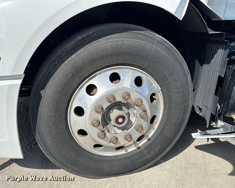 image for item NL9946 2020 Volvo VNL64T semi truck