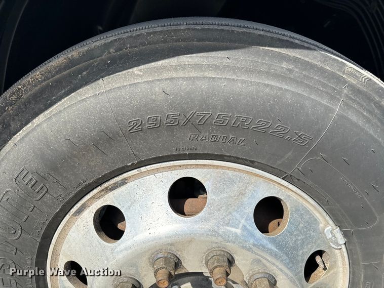 image for item NL9946 2020 Volvo VNL64T semi truck