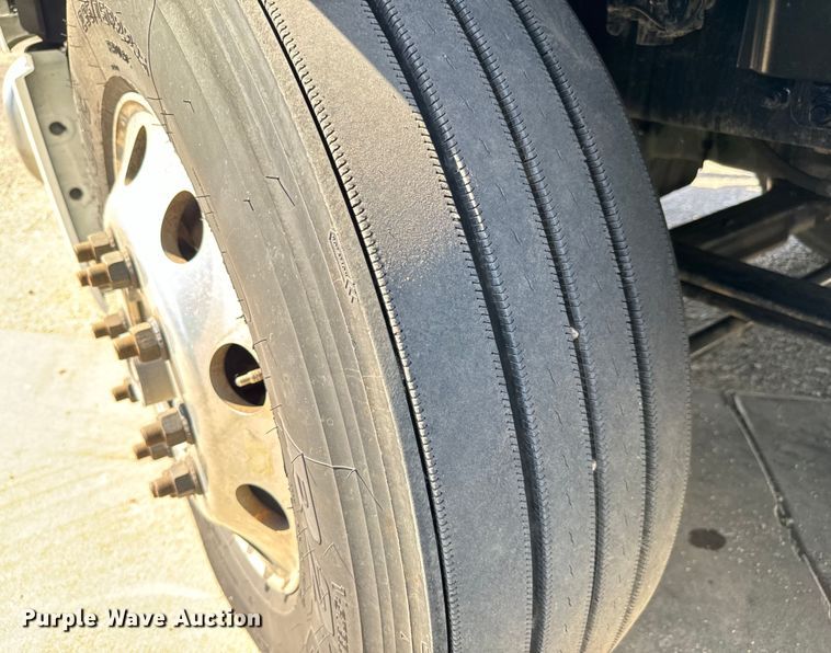 image for item NL9946 2020 Volvo VNL64T semi truck