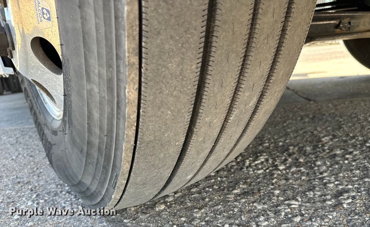 image for item NL9946 2020 Volvo VNL64T semi truck