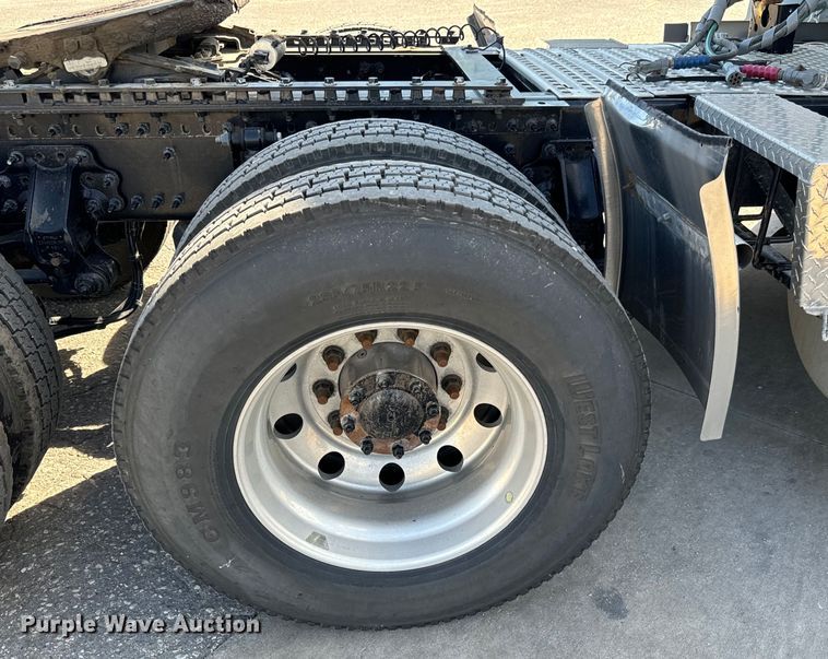 image for item NL9946 2020 Volvo VNL64T semi truck