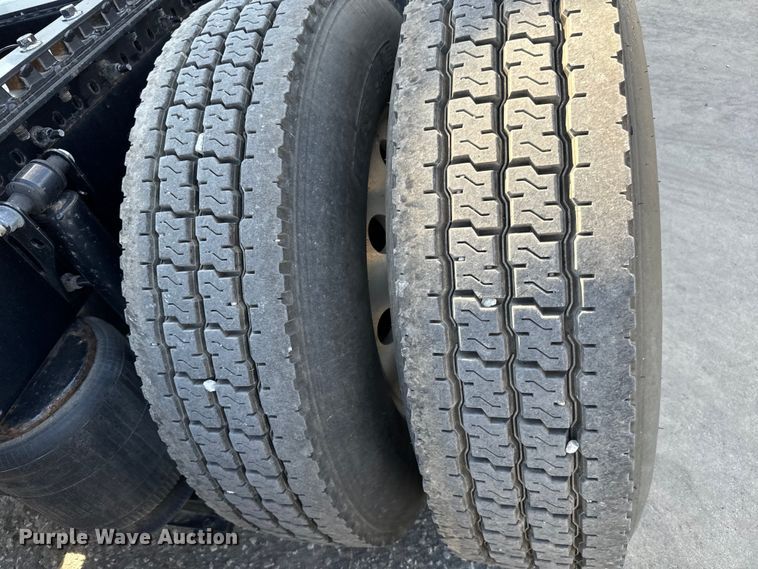 image for item NL9946 2020 Volvo VNL64T semi truck