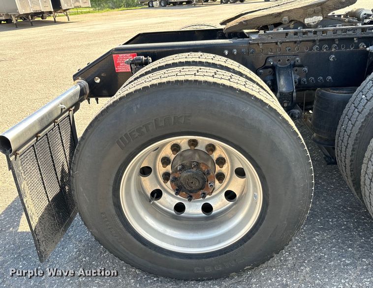 image for item NL9946 2020 Volvo VNL64T semi truck