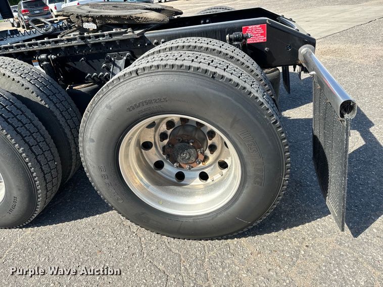 image for item NL9946 2020 Volvo VNL64T semi truck