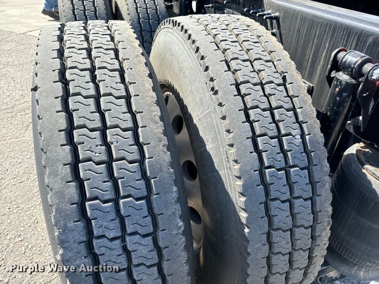 image for item NL9946 2020 Volvo VNL64T semi truck