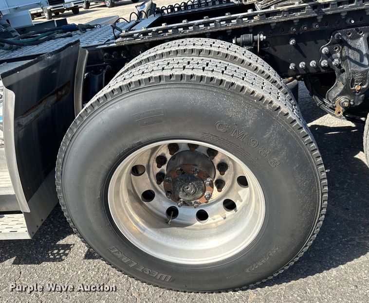 image for item NL9946 2020 Volvo VNL64T semi truck