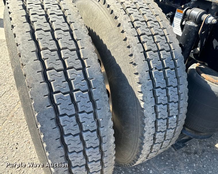 image for item NL9946 2020 Volvo VNL64T semi truck