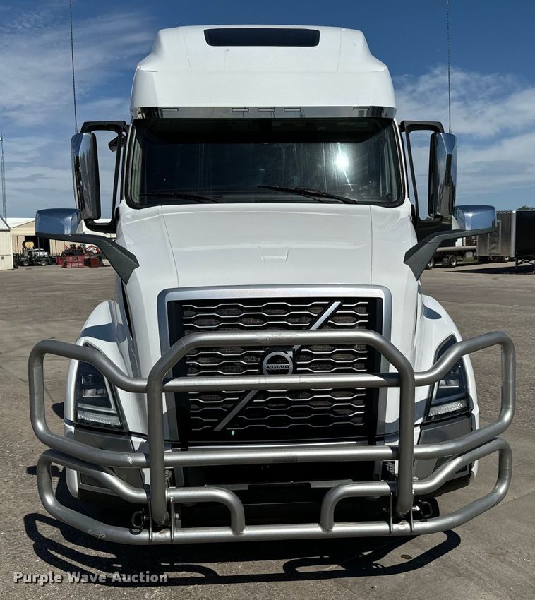 image for item NL9947 2020 Volvo  VNL64T semi truck