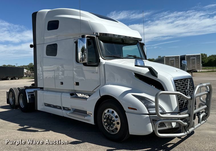 image for item NL9947 2020 Volvo  VNL64T semi truck